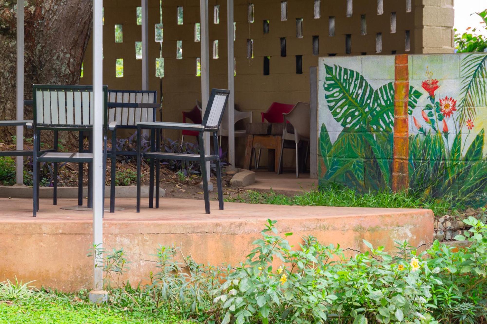 Dutchess Hotel And Restaurant Fort Portal Exterior foto