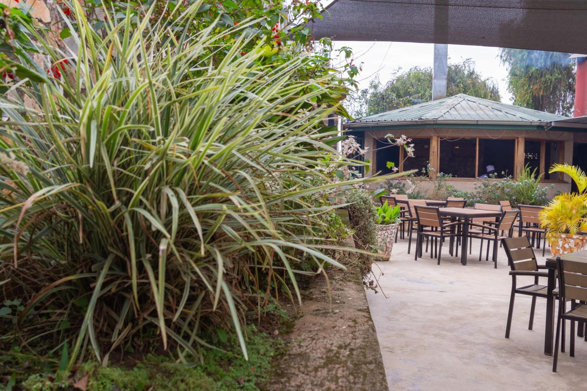 Dutchess Hotel And Restaurant Fort Portal Exterior foto