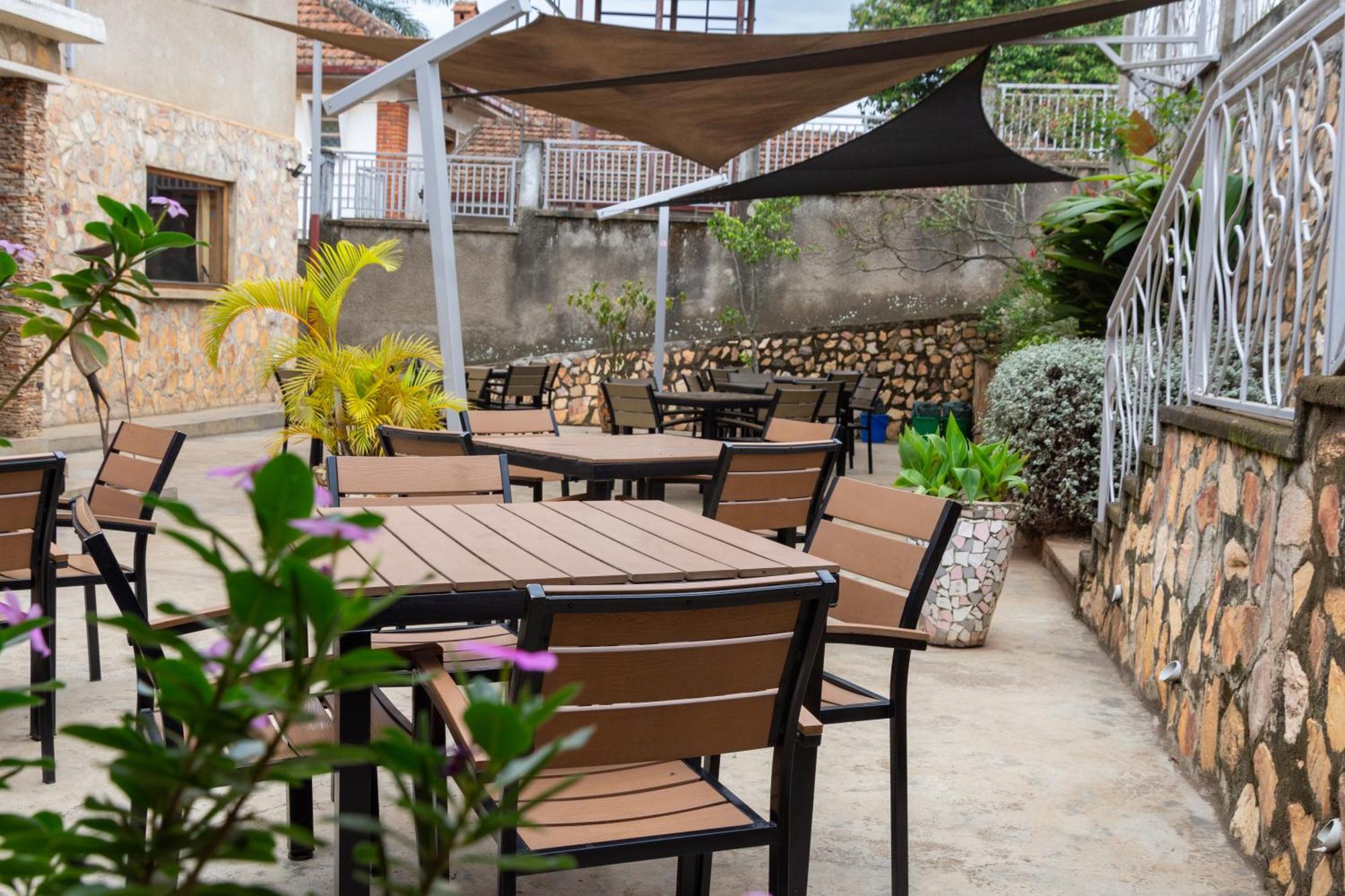 Dutchess Hotel And Restaurant Fort Portal Exterior foto