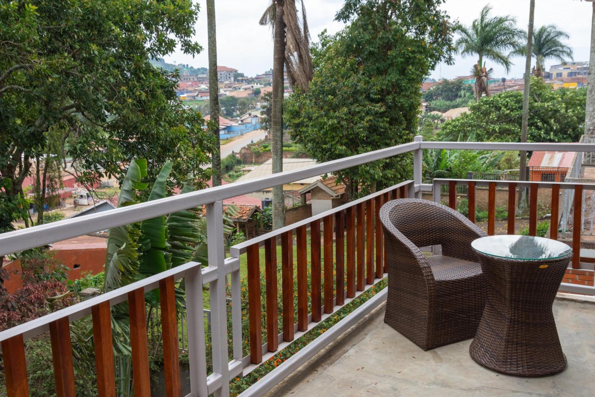Dutchess Hotel And Restaurant Fort Portal Exterior foto